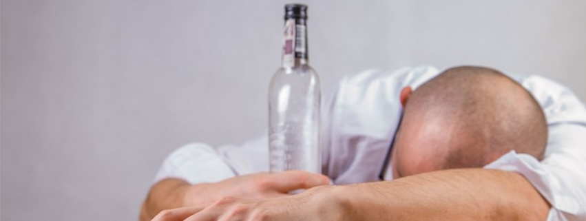 Bere troppo alcol e a lungo fa invecchiare prima arterie